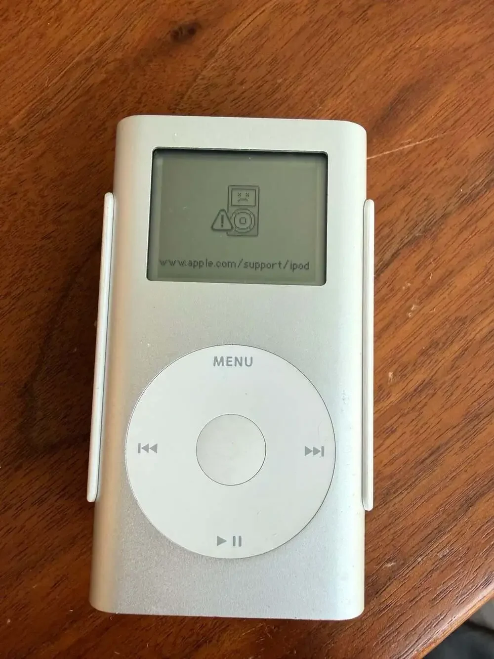 iPod Mini (1st Gen)4GB Silver with Belt Clip Model A1051 4GB. Support Message.
